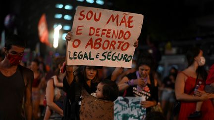 Une manifestante défend le droit à l'avortement dans une manifestation lors de la Journée internationale pour les droits des femes, à Rio de Janeiro (Brésil), le 8 mars 2022. (MAURO PIMENTEL / AFP)