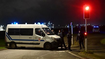 Des forces de l'ordre françaises bloquent une route près de Dunkerque, dans le nord de la France, le 14 décembre 2024. (BERNARD BARRON / AFP)