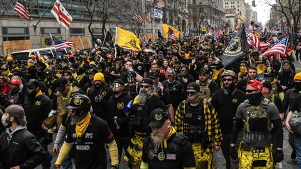 Des membres du groupe pro-Trump les "Proud Boys" manifestent dans le centre de Washington, aux Etats-Unis, samedi 12 décembre 2020.&nbsp; (STEPHANIE KEITH / GETTY IMAGES NORTH AMERICA / AFP)