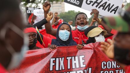 Des manifestants chantent pendant la manifestation #FixTheCountry à Accra, au Ghana, le 4 août 2021. La manifestation a été organisée pour demander au gouvernement de rendre des comptes, d'assurer une bonne gouvernance et d'améliorer les conditions de vie. (NIPAH DENNIS / AFP)