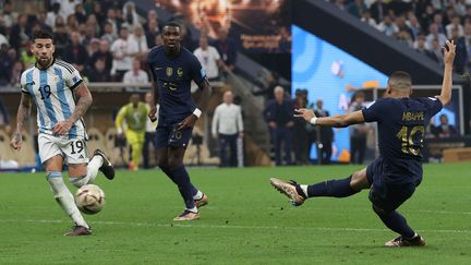 A peine une minute plus tard, sur un ballon flottant remis par Marcus Thuram, Kylian Mbappé tente une reprise de volée qui surprend tout le monde, à commencer par le gardien argentin. Les Bleus égalisent. (ADRIAN DENNIS / AFP)