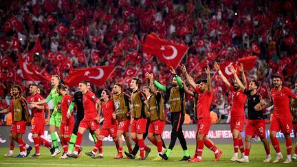 L'équipe nationale turque de football après sa victoire face à la France le 8 juin 2019 à Konya (Turquie). (FRANCK FIFE / AFP)