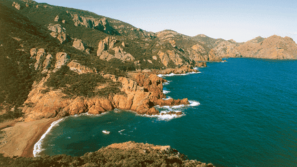 La baie d'Elbo dans le golfe de Porto en Corse, inscrit au Patrimoine mondial de l'UNESCO, au nord de la réserve de Scandola.&nbsp; (DEA / S. VANNINI / DE AGOSTINI EDITORIAL / GETTY IMAGES)