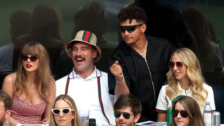 Taylor Swift (à g.), les deux joueurs des Kansas City Chiefs, Travis Kelce et Patrick Mahomes, et Brittany Mahomes (à dr.) lors de la finale de l'US Open, le 8 septembre 2024. (JAMIE SQUIRE / GETTY IMAGES NORTH AMERICA / AFP)