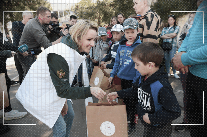 La commissaire russe aux Droits de l'enfant, Maria Lvova-Belova, visée par un mandat d'arrêt international, s'affiche régulièrement avec des enfants ukrainiens déportés en Russie. (MARIA LVOVA-BELOVA / TELEGRAM)