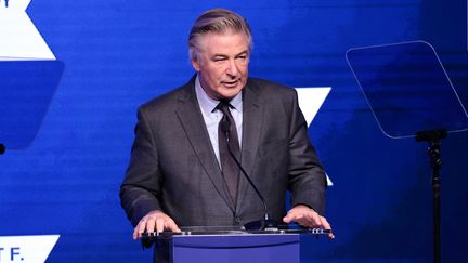 L'acteur Alec Baldwin lors d'un gala à New York (Etats-Unis), le 9 décembre 2021. (DIMITRIOS KAMBOURIS / GETTY IMAGES NORTH AMERICA / AFP)