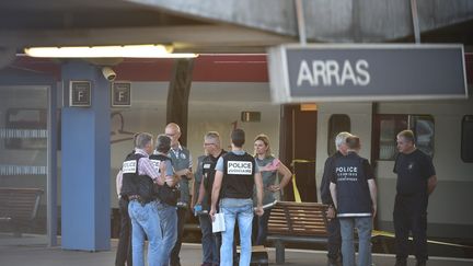 Des enqu&ecirc;teurs commencent leur travail dans la gare d'Arras (Pas-de-Calais), vendredi 21 ao&ucirc;t, apr&egrave;s l'arrestation d'un homme accus&eacute; d'avoir tir&eacute; &agrave; bord d'un train Thalys. (PHILIPPE HUGUEN / AFP)