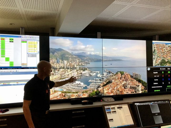 Le commandant Maxime Yvrard, au centre opérationnel des pompiers de Monaco, montre les images tournées par le drone et envoyées&nbsp;en temps réel grâce à la 5G, septembre 2020. (NOEMIE BONNIN / RADIO FRANCE)