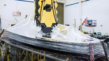 Le télescope James Webb est protégé par un bouclier en forme de diamant. (CHRIS GUNN / NASA / AFP)