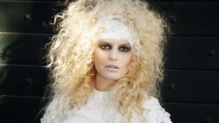 C'est avec cette magnifique photo choisie par Jessica Simpson elle-m&ecirc;me que la pseudo actrice / chanteuse a choisi d'annoncer au monde sa grossesse. Et le licenciement de son coiffeur? (AP / SIPA)