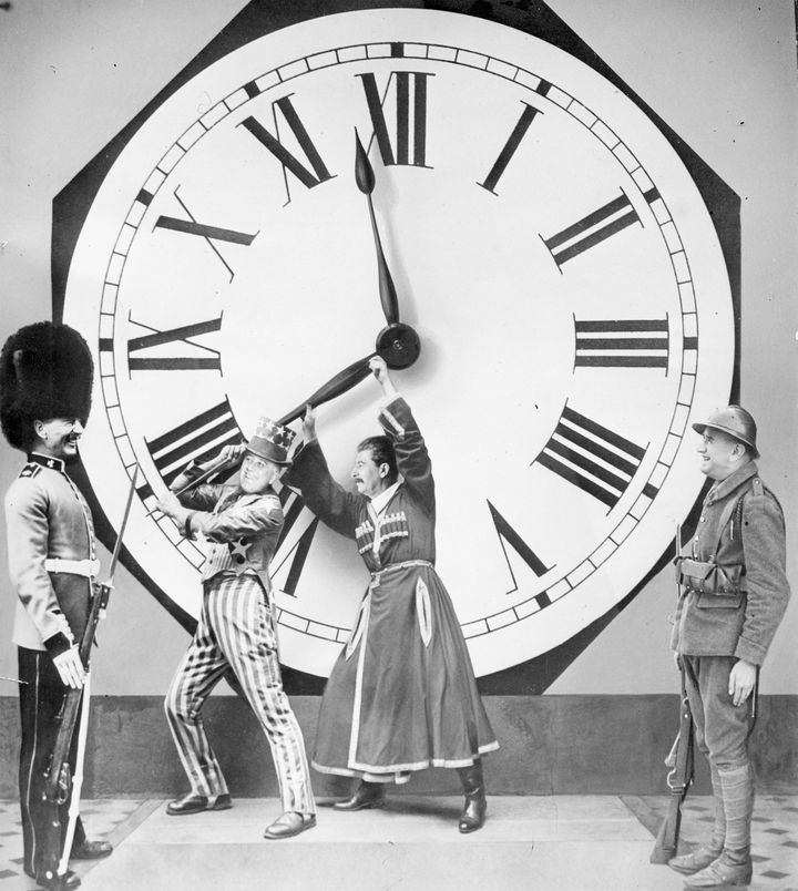 Photomontage "L'horloge de la paix... Bientôt moins cinq" (collection Gunner Byskov.)