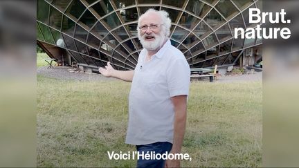 “Voici l’héliodome. La maison qui, tout simplement, est sculptée par les trajectoires du soleil.” Éric a imaginé une maison écologique aux allures de dôme. Orientée en fonction du soleil, elle a pour but de réduire la consommation d’énergie. Brut l’a visitée.