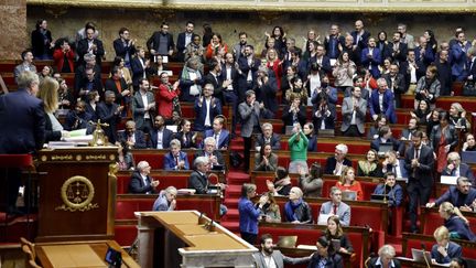 Des membres de la Nupes saluent le rejet de l'article 2 du projet de réforme des retraites, le 14 février 2023 à l'Assemblée nationale à Paris. (LUDOVIC MARIN / AFP)