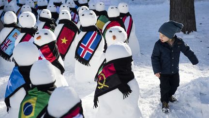 &nbsp; (193 bonhommes de neige édifiés à Davos pour protester contre les inégalités, une des seules manifestations organisées cette année © Maxppp)