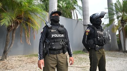 Des policiers devant la chaîne publique TC Televisión, le 10 jjanvier 2024 à Guayaquil (Equateur). (MARCOS PIN / AFP)