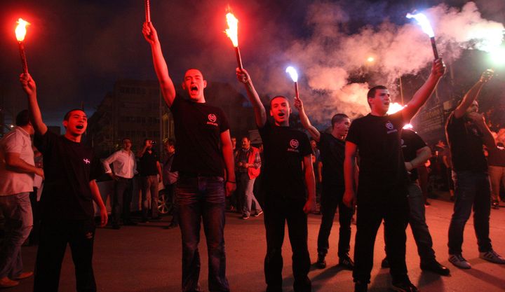 Des militants du parti Aube dor&eacute;e f&ecirc;tent leur entr&eacute;e au Parlement grec, le 6 mai 2012 &agrave; Thessalonique. (SAKIS MITROLIDIS / AFP)