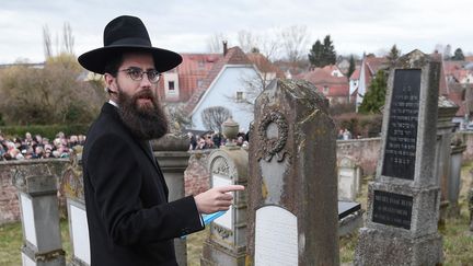 Le grand rabbin du Bas-Rhin, Harold Avraham Weill, lors de la cérémonie au cimetière de Quatzenheim, le 3 mars 2019. (FREDERICK FLORIN / AFP)