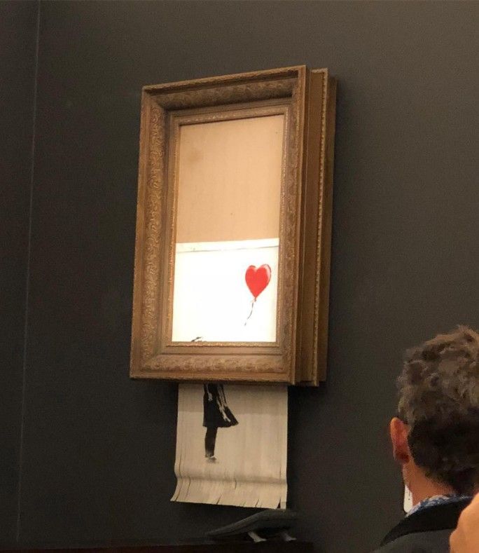 La "Fille au ballon" de Banksy, sort de son cadre, chez Sotheby's, à Londres (Royaume-Uni), le 5 octobre 2018. (SOTHEBY'S)