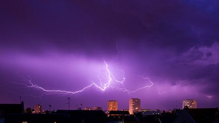 Un orage au-dessus de Tours (Indre-et-Loire), le 9 juin 2014. (GUILLAUME SOUVANT / AFP)