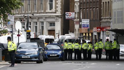 Des policiers britanniques, le 6 juin 2017, dans le secteur du London Bridge, à Londres (Royaume-Uni), trois jours après un attentat. (ODD ANDERSEN / AFP)