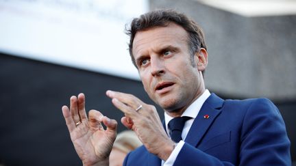 Emmanuel Macron répond aux journalistes après sa visite du centre hospitalier Louis Pasteur Cotentin à Cherbourg, le 31 mai 2022. Photo d'illustration. (SAMEER AL-DOUMY / AFP)