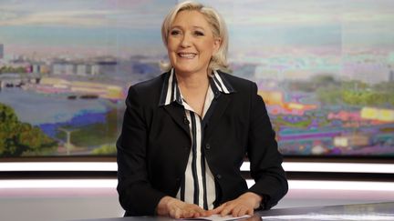 Marine Le Pen, le 2 mai 2017 sur le plateau du JT de 20 heures de TF1. (CHARLES PLATIAU / AFP)