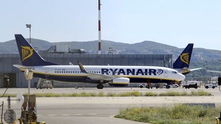 Un avion de Ryanair sur le tarmac de l'a&eacute;roport de Marseille Provence, &agrave; Marignane (Bouches-du-Rh&ocirc;ne), le 2 octobre 2013. (ANNE-CHRISTINE POUJOULAT / AFP)