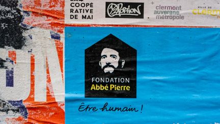 Le logo de la Fondation Abbé Pierre sur un panneau d'affichage à Clermont-Ferrand (Puy-de-Dôme), le 8 septembre 2024. (ROMAIN COSTASECA / HANS LUCAS,ROMAIN COSTASECA / HANS LUCAS / AFP)