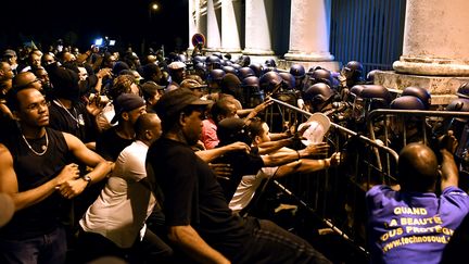 Des manifestants affrontent des policiers à Cayenne,&nbsp;le 26 octobre 2017, en marge de la visite d'Emmanuel Macron en Guyane. (ALAIN JOCARD / AFP)