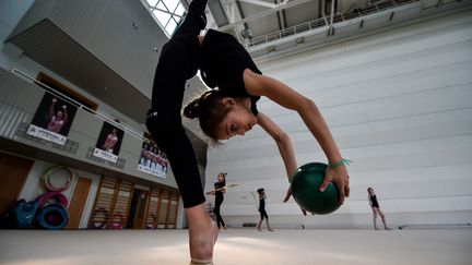 Une gymnaste s'entraîne avec un ballon à Moscou, le 30 mai 2016. (KIRILL KUDRYAVTSEV / AFP)