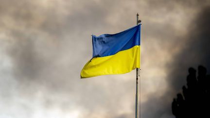 Un drapeau ukrainien à Kiev enveloppé dans la fumée, après des attaques de missiles russes sur la ville, le 2 septembre 2024. (IMAGO/ANDREAS STROH / MAXPPP)