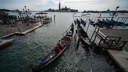 Le jeune homme qui serait âgé de 22 ans a coulé dans une eau à 5 degrés, devant des dizaines de personnes dont certaines ont filmé la scène (FILIPPO MONTEFORTE / AFP)