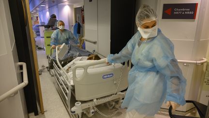 Des soignants dans le service des urgences dédiés aux patients atteint de Covid-19,&nbsp;au centre hospitalier des Quatre Villes&nbsp;de Saint-Cloud (Hauts-de-Seine), le 8 février 2021. (JULIEN MATTIA / ANADOLU AGENCY / AFP)