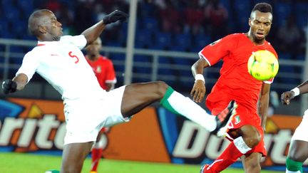 Le S&eacute;n&eacute;galais Souleymane Diawara (&agrave; g.) &agrave; la lutte avec le Guin&eacute;en Javier Angel Balboa Osa, le 25 janvier 2012 &agrave; Bata (Guin&eacute;e &eacute;quatoriale). (ABDELHAK SENNA / AFP)