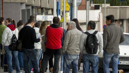 Des Espagnols font la queue devant un bureau de l'agence pour l'emploi espagnole, &agrave; Madrid, le 26 octobre 2012. (DOMINIQUE FAGET / AFP)