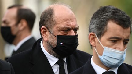 Les ministres de la Justice et de l'Intérieur, Eric Dupond-Moretti et Gérald Darmanin, lors des commémorations des attentats du 13-Novembre, le 13 novembre 2020 à Paris. (CHRISTOPHE ARCHAMBAULT / AFP)