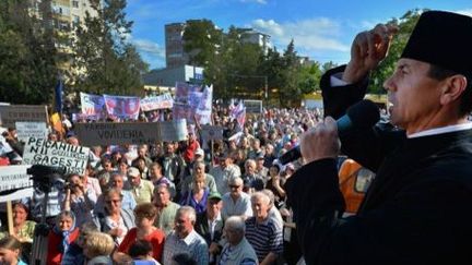 Meeting du prêtre orthodoxe, Vasile Laiu, contre l'exploitation des gaz de schiste par les Américains. (AFP)