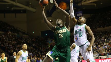 Limoges contré par Pau-Orthez au Palais des Sports (SENTUCQ JEAN-JACQUES / MAXPPP)