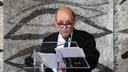 Jean-Yves Le Drian s'exprime lors d'une conférence de presse à Rome (Italie) le 5 mars 2021. (BARIS SECKIN / ANADOLU AGENCY / AFP)