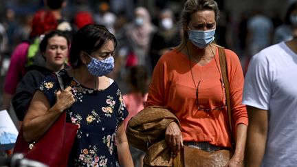 Deux femmes portant un masque, à Anvers, en Belgique, le 22 juillet 2020. (DIRK WAEM / BELGA MAG)