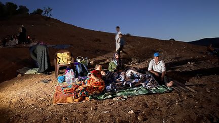 Une famille sur un terrain vague de Tahannaout, au Maroc, le 9 septembre 2023. (ROBIN PRUDENT / FRANCEINFO)