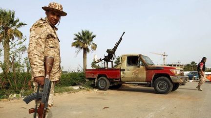 Un soldat des forces libyennes à un chekpoint dans l'est du pays   (Un soldat libyen à un chekpoint dans l&#039;est du pays. )