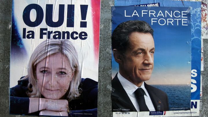 Des affiches &eacute;lectorales de Marine Le Pen et Nicolas Sarkozy, le 8 avril 2012. (PATRICK KOVARIK / AFP)