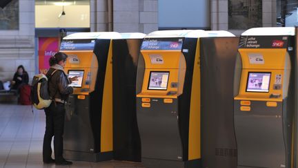 Une voyageuse ach&egrave;te un billet dans un automate SNCF &agrave; Saint-Pierre-des-Corps (Indre-et-Loire), le 5 d&eacute;cembre 2011. (ALAIN JOCARD / AFP)