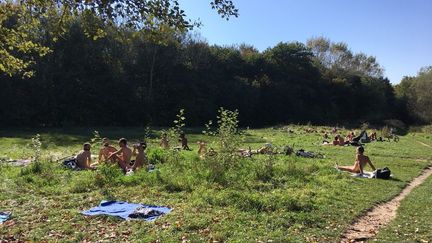 Des naturistes au bois de Vincennes à Paris, le dimanche 15 octobre 2017. (RADIO FRANCE / EDOUARD MARGUIER)