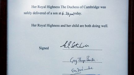 Voici la proclamation sign&eacute;e le 22 juillet 2013 par les m&eacute;decins royaux, qui donne l'heure de naissance du Royal Baby ainsi que son sexe. (NEIL HALL / REUTERS)