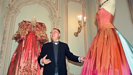 Le couturier russe Viacheslav "Slava" Zaïtsev présente ses créations au Bolchoï, à Moscou (Russie), le 15 juin 2001. (ALEXANDER NEMENOV / AFP)