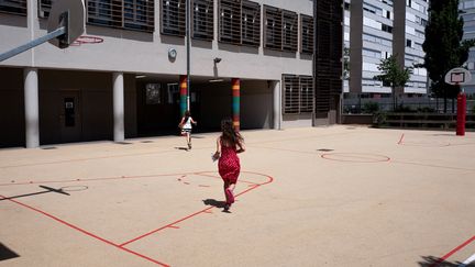 Des enfants jouent dans la cours d'une école à Villeurbanne en plein soleil, le 27 juin 2019. Photo d'illustration (ROMAIN LAFABREGUE / AFP)