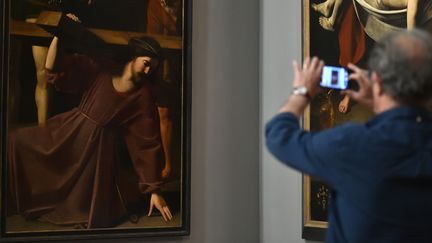 "Le Portement de croix" (à gauche) de Nicolas Tournier, disparu il y a près de 200 ans, est de nouveau exposé au Musée des Augustins, à Toulouse.
 (Rémy Gabalda / AFP)