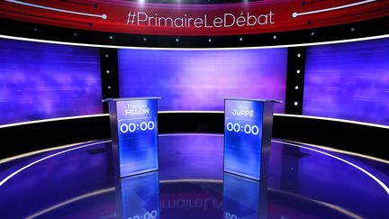 L'heure n'est plus aux débats pour la primaire de la droite, chacun des deux finalistes jette ses forces dans la bataille lors de meetings vendredi avant l'épilogue dimanche (ERIC FEFERBERG / POOL)